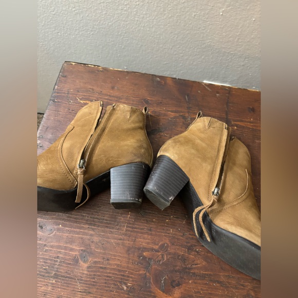 Vionic boots - Picture 3 of 5